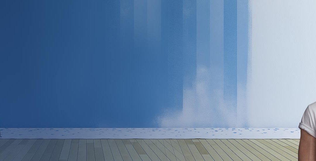 Uomo pensieroso davanti a una parete in fase di pittura, con attrezzi, scale e secchi di vernice sullo sfondo